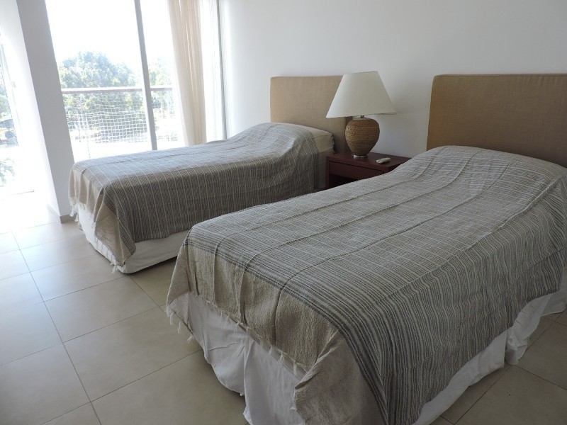 Departamento de 4 dormitorios y dependencia frente a la desembocadura